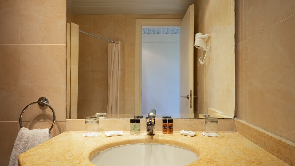 Tiara Holidays - Canvas by Mitsis Messonghi - family bungalow garden view - bathroom